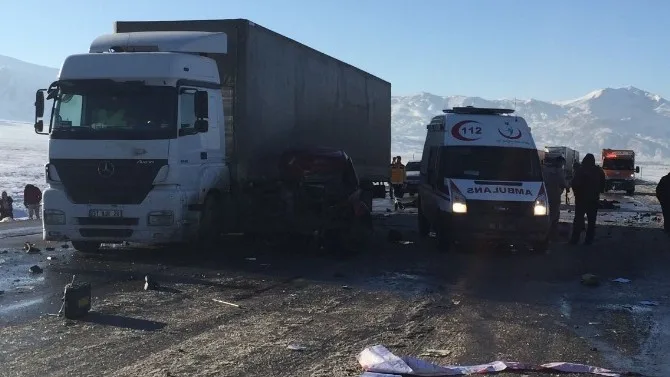 Ağrıda Trafik Kazası: 2 Ölü, 1 Yaralı