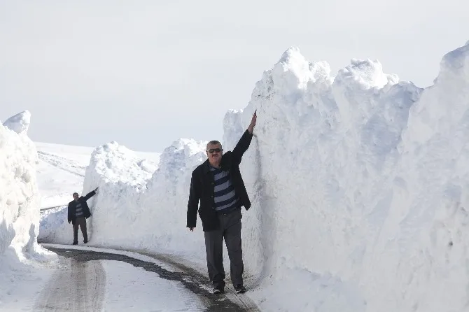 Ahlatta 3 Metre Karda Yol Açma Çalışması
