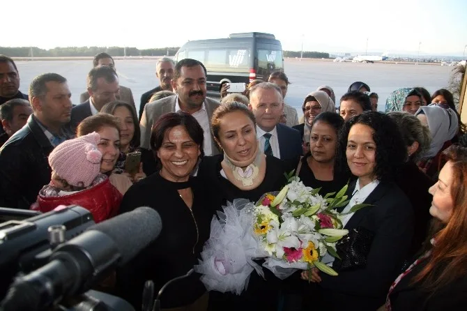 Ak Partili Enç, Antalyada Çiçeklerle Karşılandı