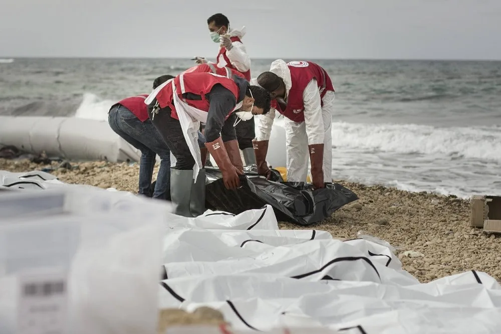 Akdenizde Alabora Olan Tekneden 74 Göçmenin Cesedi Libya Sahillerine Vurdu