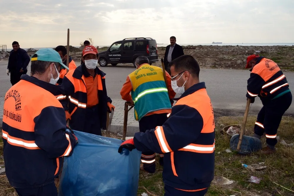 Akdenizde Mobil Temizlik Ekipleri Çalışmalarını Sürdürüyor