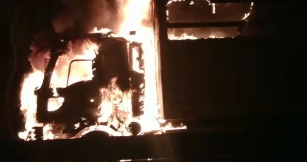 Alev Alev Yanan Tır Karayoluna Korku Saldı