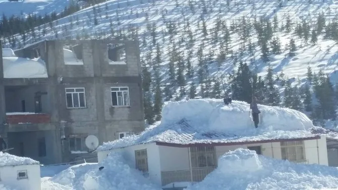 Anamurda Yayla Evlerinin Çatıları Kara Dayanamadı