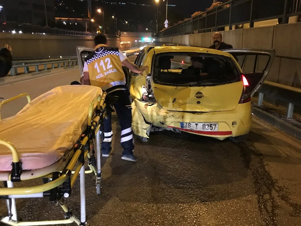 Anayolda Geri Geri Gidiyordu, Arkadan Gelen Kamyonet Çarptı: 2 Yaralı