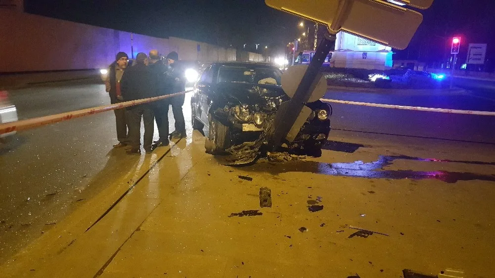 Ankarada İki Otomobil Çarpıştı: 5 Yaralı