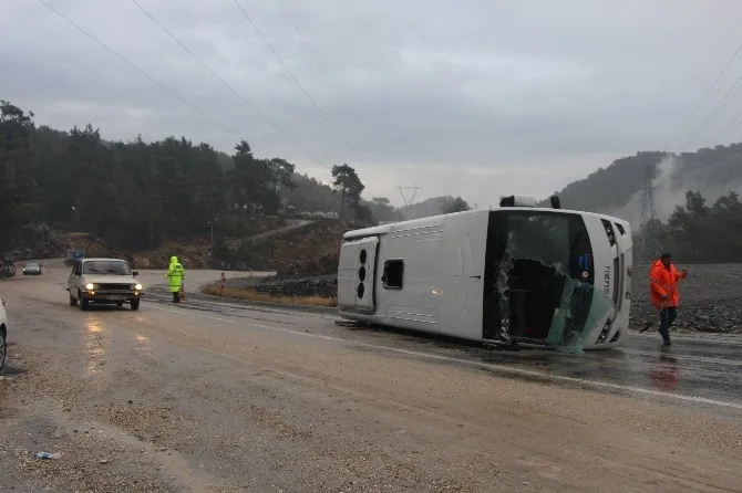 Antalyada Turist Midibüsü Devrildi: 13 Yaralı