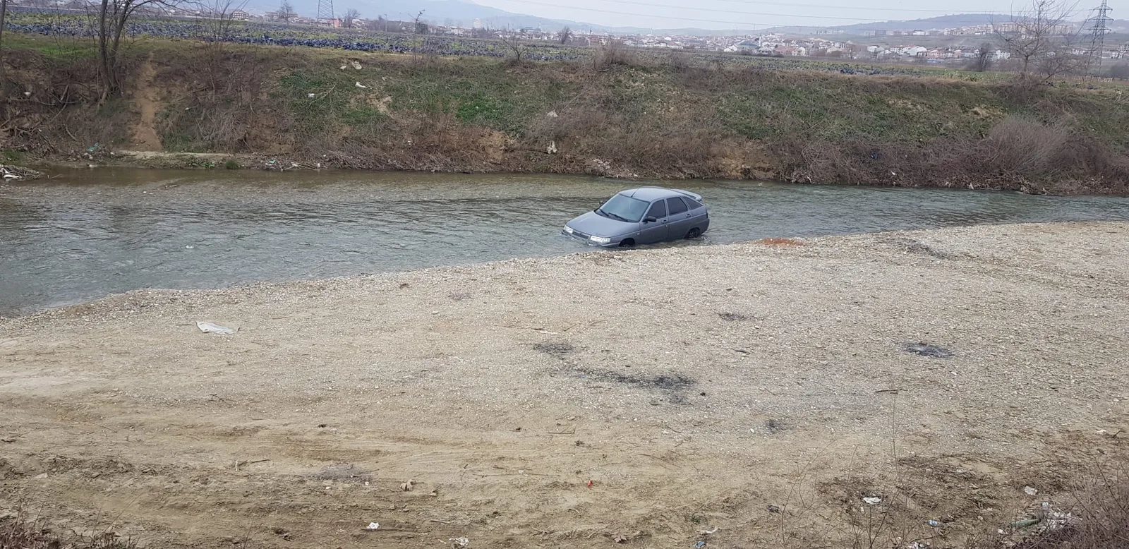 Kontrolden çıkan otomobil dereye daldı