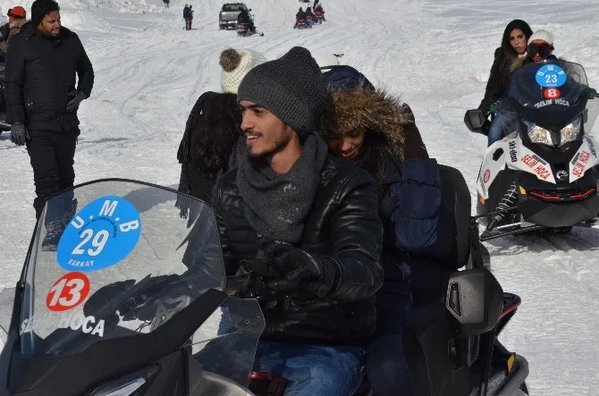Arap Turistlerin Kar Safarisi Keyfi