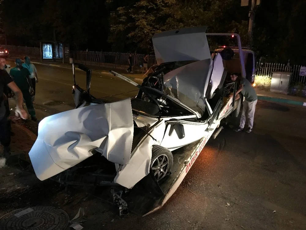 Aşırı Hız Yaptı, Çarptığı Duvarda Araç Paramparça Oldu, 2 Kişi Yaralandı