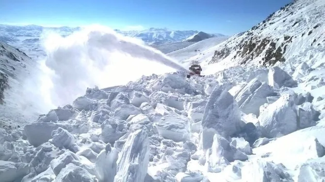Aşkalede Çığ Düşen Yol Ulaşıma Kapandı