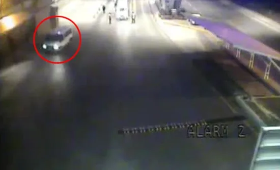Atatürk Havalimanındaki Polisin Kaçan Minibüse Ateş Açması Kamerada
