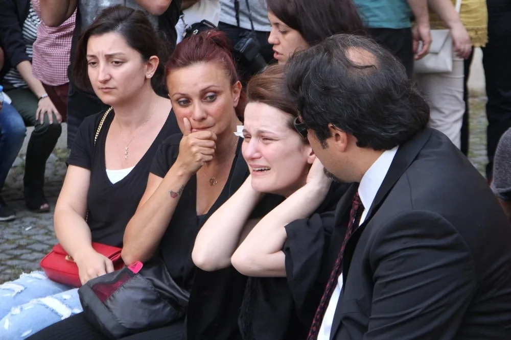 Avukat Özgür Aksoya Adliye Önünde Tören