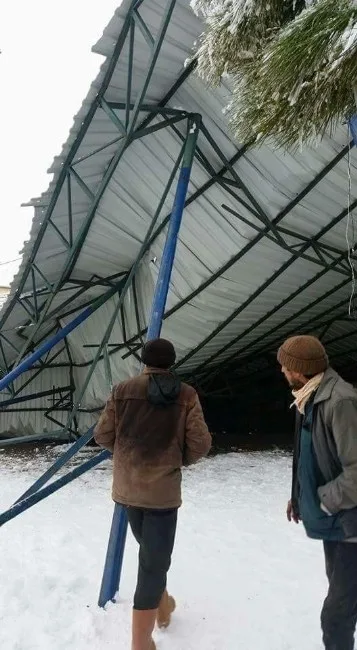 Aydında Kar Okul Bahçesindeki Çatıyı Çökertti