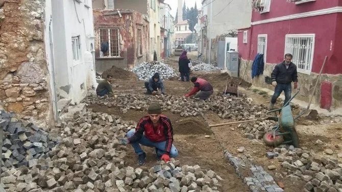 Ayvalıkta Yol Onarım Çalışmaları Sürüyor