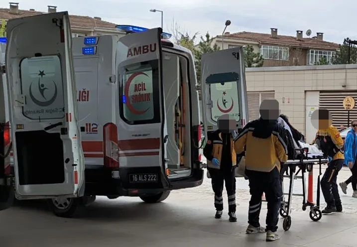 Kiraz toplarken ağaçtan düşen yaşlı adam ağır yaralandı