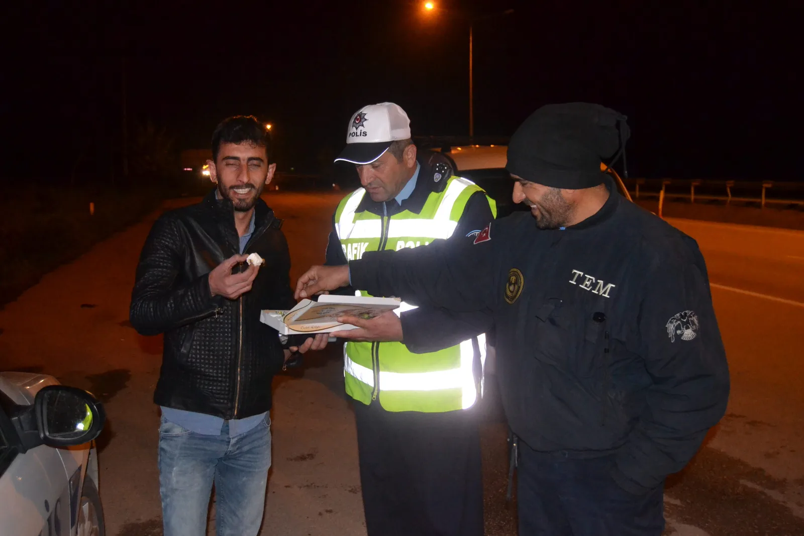 ONLAR, SADECE VATANDAŞLARIN HUZURU İÇİN ÇALIŞMIYOR DİNİ GÜN VE GECELERDE DE ONLARI UNUTMUYORLAR POLİSİN KANDİL NÖBETİ