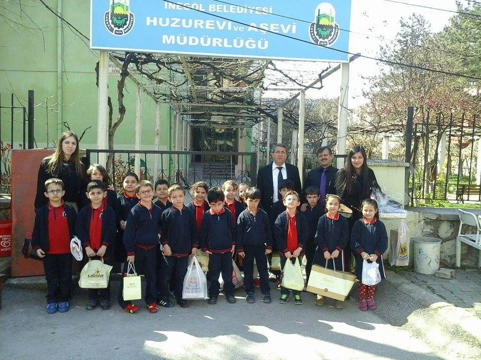 Yiyeceklerini Huzurevi sakinleriyle paylaştılar