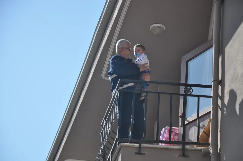 Balkon Demirlerine Sıkıştı