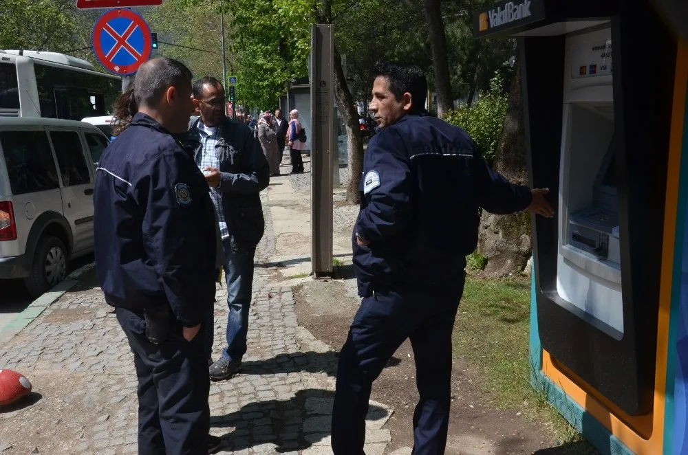 Banka Atmsinde Düzenek İddiası Polisi Alarma Geçirdi