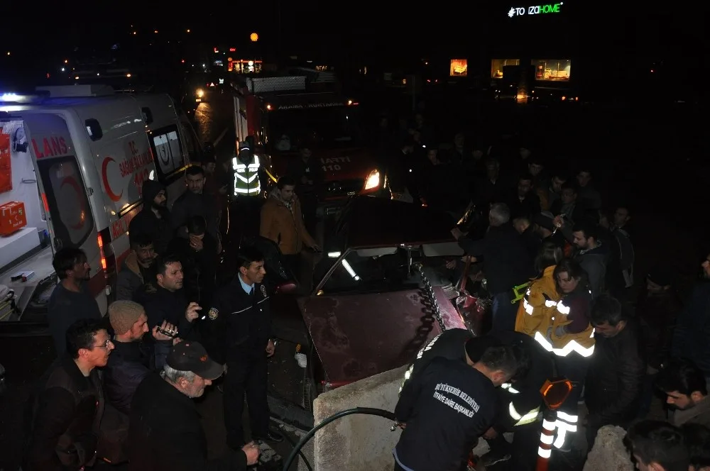 Bariyerlere Çarpan Otomobilde Can Pazarı
