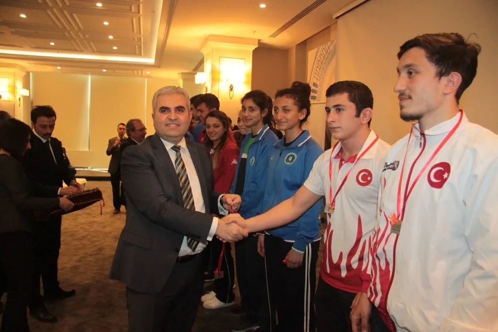 Başarılı Sporcular Uedaş Tarafından Ödüllendirildi