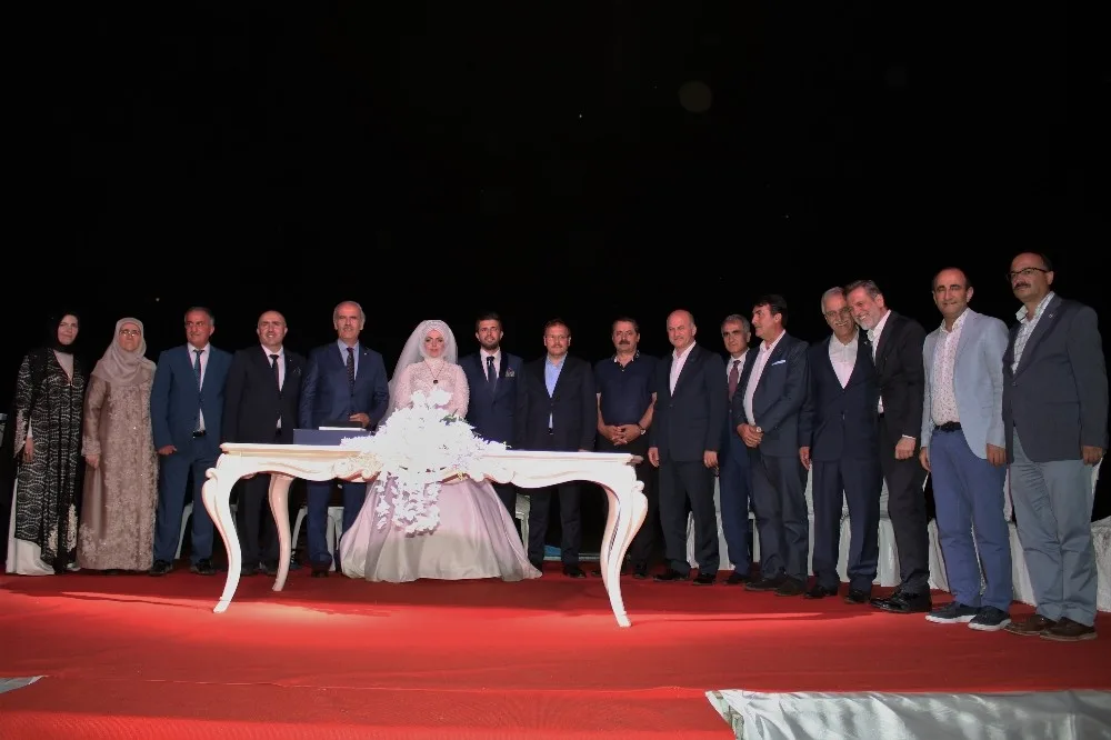 Başbakan Yardımcısı Hakan Çavuşoğlu, Bursada Düğüne Katıldı