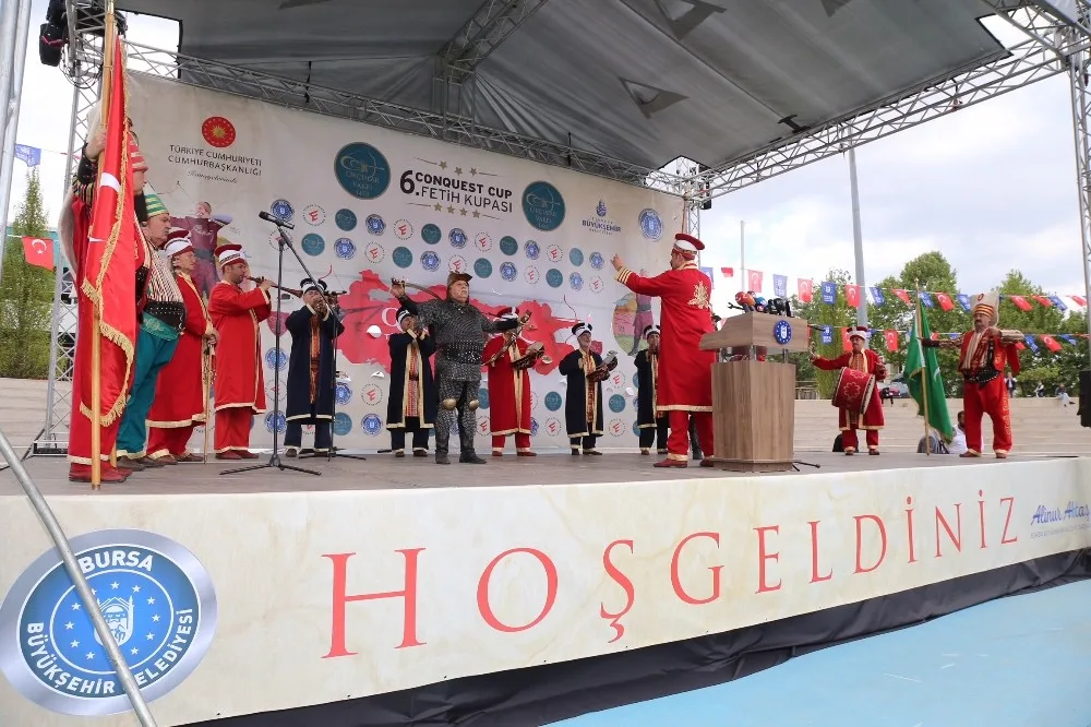 Başbakan Yardımcısı Hakan Çavuşoğlu Ok Attı