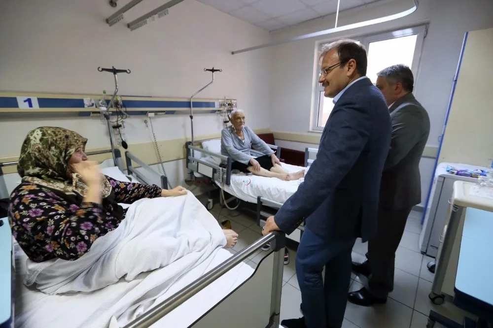 Başbakan Yardımcısı Hakan Çavuşoğlundan Hastalara Geçmiş Olsun Ziyareti