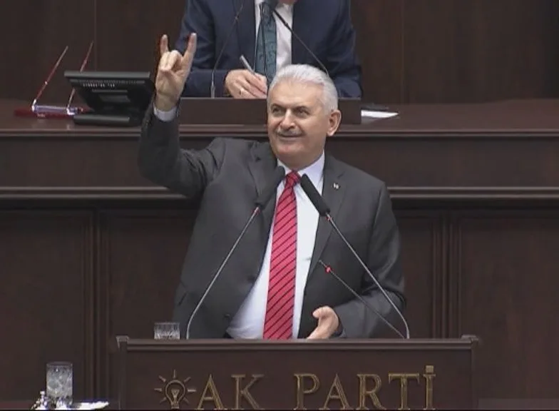 Başbakan Yıldırımdan, Grup Toplantısında Bozkurt İşareti