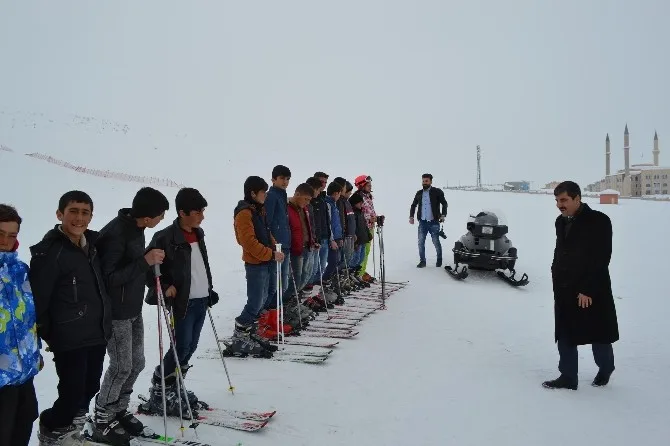 Başkan Asyadan Çocuklara Kayak Malzemesi Desteği