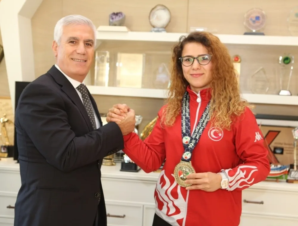 Başkan Bozbey Şampiyonla Bilek Güreşi Yaptı