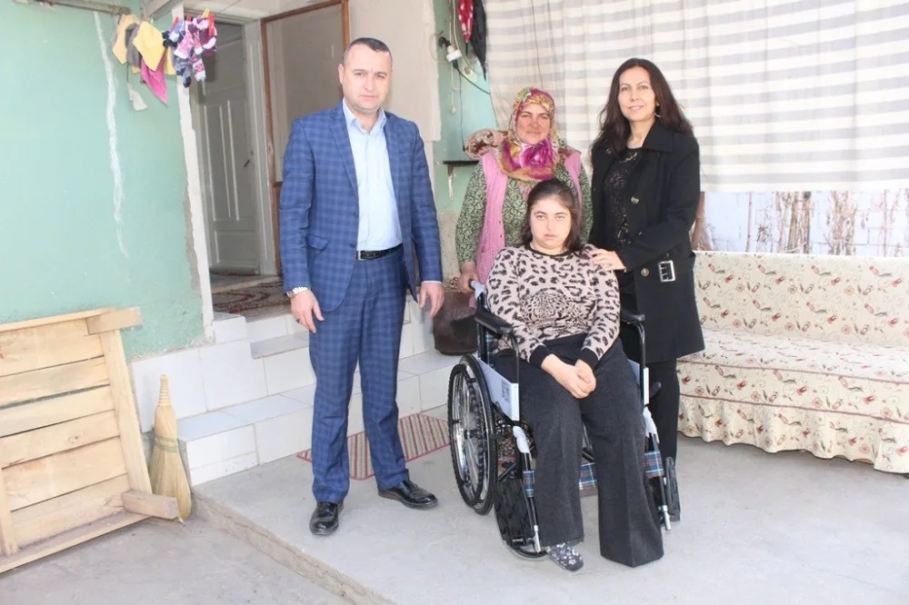 Başkan Karaçobandan Engelli Gence Tekerlekli Sandalye