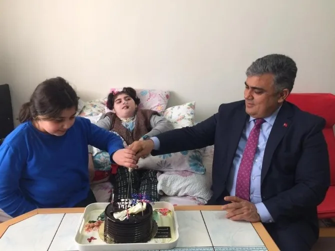 Başkan Özgüvenden, Gülceye Doğum Günü Sürprizi