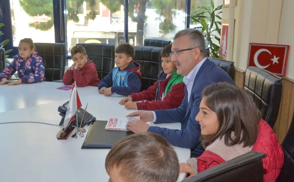 Başkanla Miniklerin Kitap Okuma Günleri Sürüyor