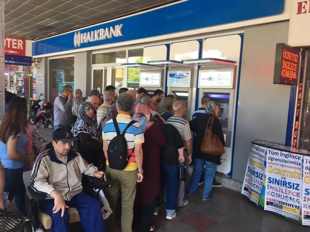 Bayram Öncesi Emeklilerin Maaşları Yattı Atmlerde Kuyruk Oluştu