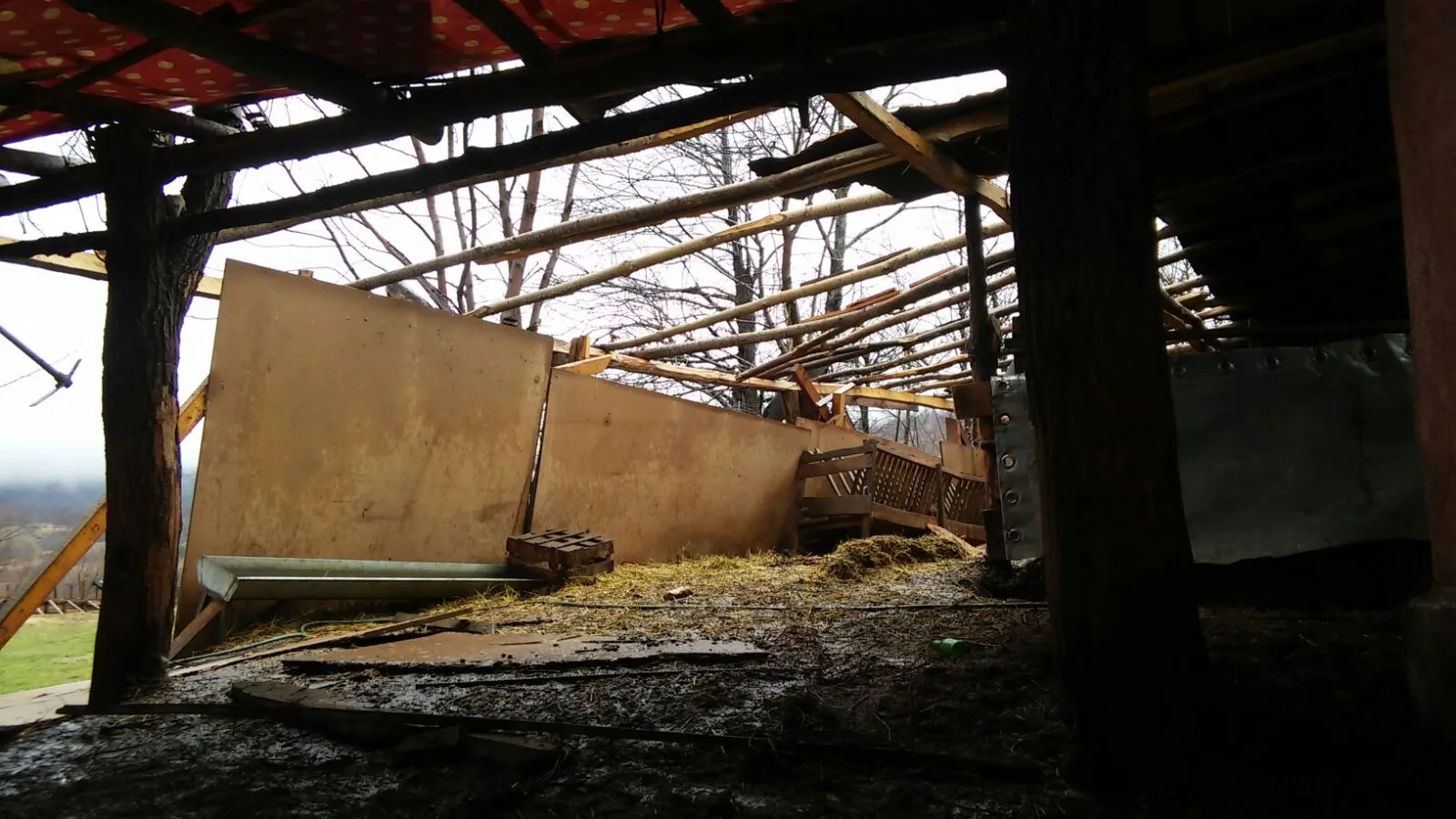 Lodos çatıları yerinden söktü