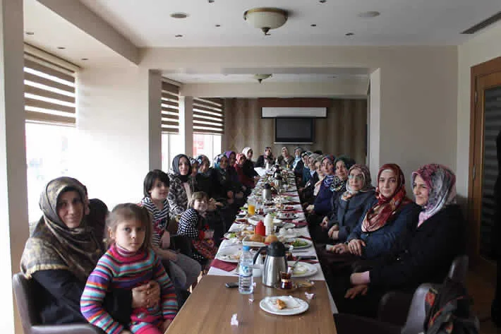Kur’an kursu öğreticileri yemekte buluştu