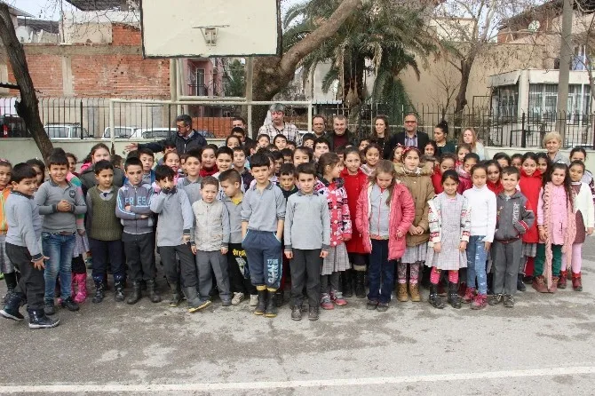 Beşiktaşlı Fevziden Öğrencilere Jest