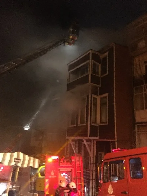 Beşiktaşta Korkutan Ahşap Bina Yangını