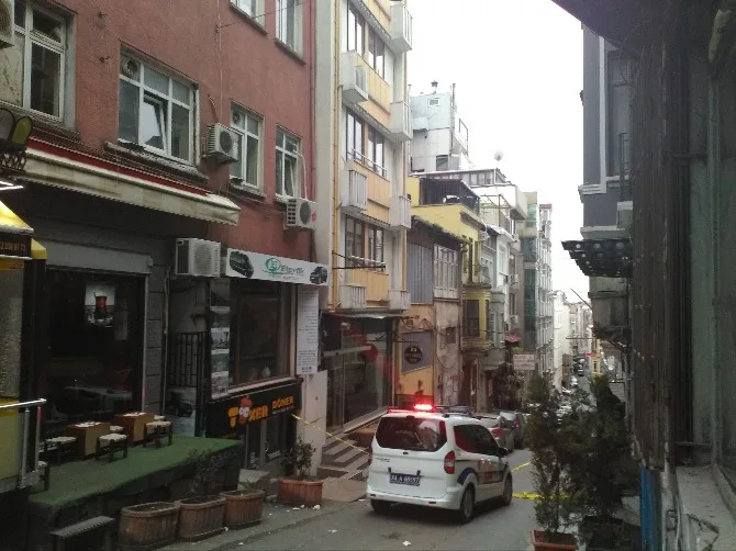 Beyoğlunda Otel Odasından Düşen Kişi Ağır Yaralandı