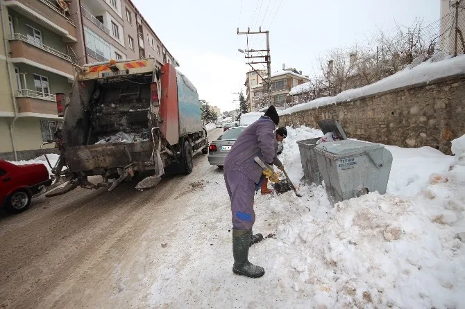 Beyşehirde Temizlik İşçilerinin Karla İmtihanı