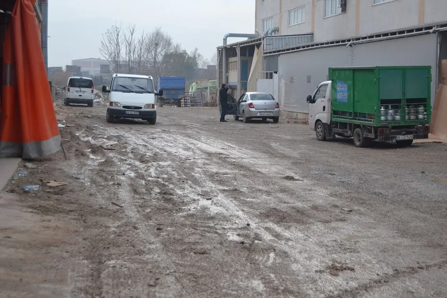 "Sokaklar sakız gibi çamur"