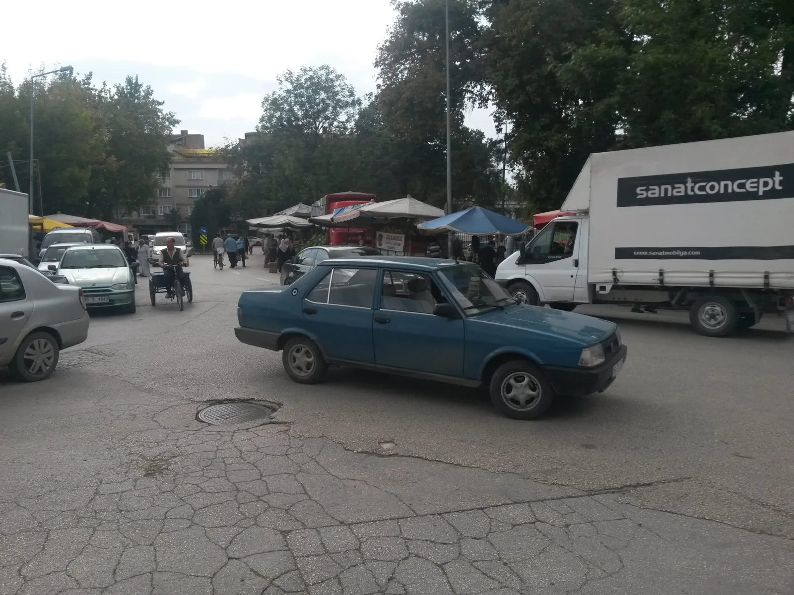 Yol ortasına park çileden çıkardı