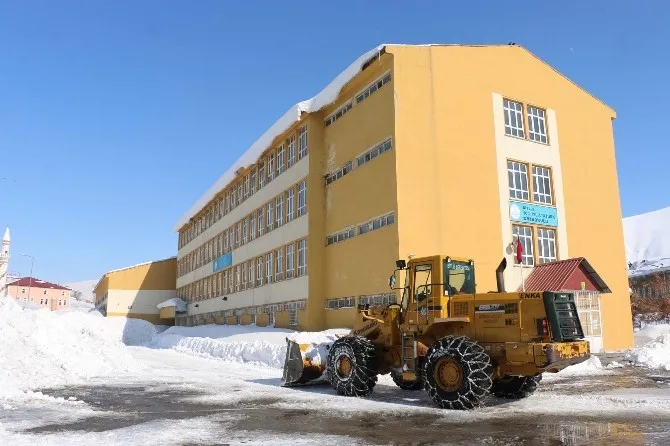 Bitliste Okul Bahçeleri Ve Kaldırımlar Kardan Temizleniyor