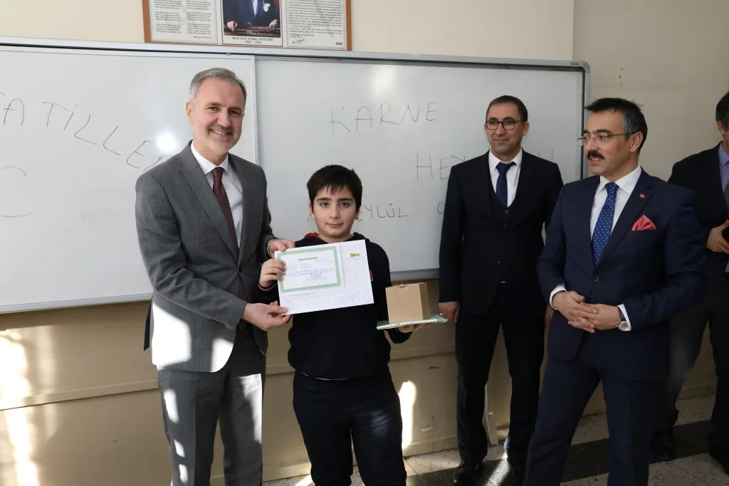 Protokol öğrencilerin karne heyecanına ortak oldu