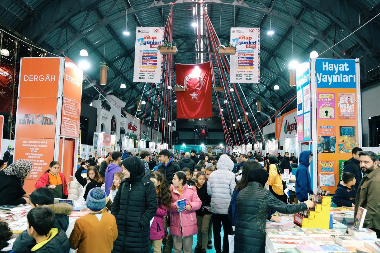 İNEGÖL’DE KİTAP GÜNLERİ COŞKUSU SÜRÜYOR