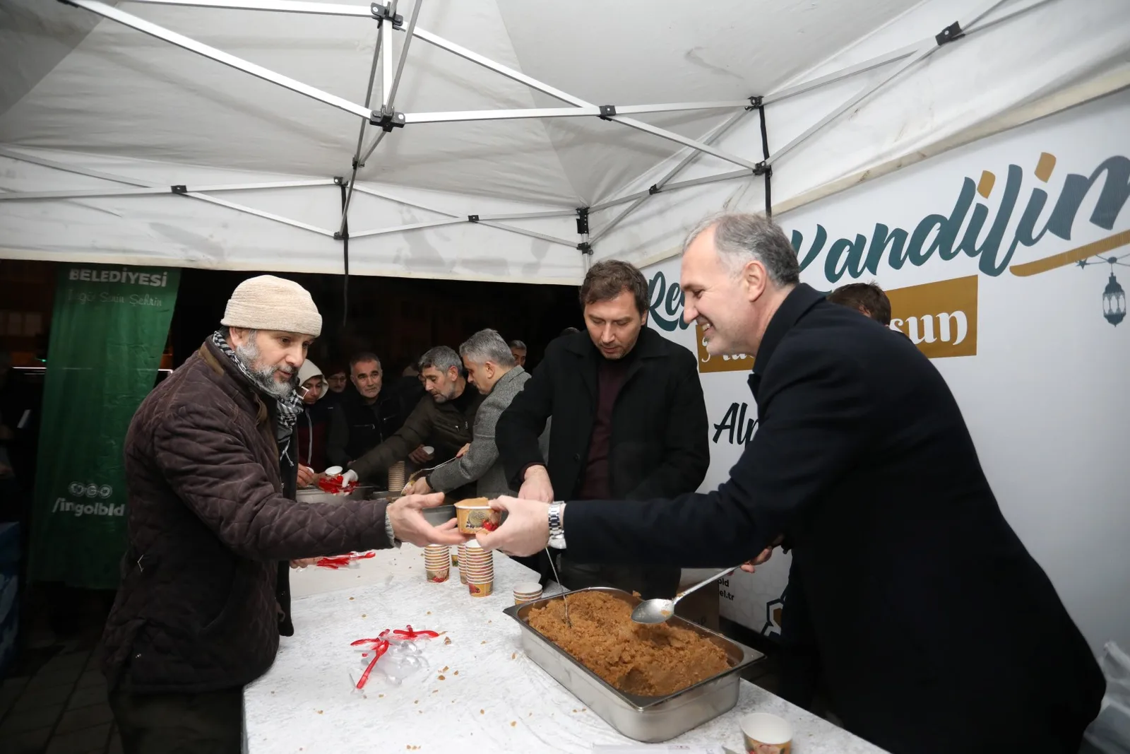 Kandil helvası Hacı Lütfullah Camisinde ikram edildi