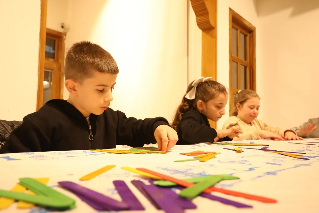 İNEGÖL’DE ÇOCUKLAR HEM EĞLENİYOR, HEM DE ÖĞRENİYOR