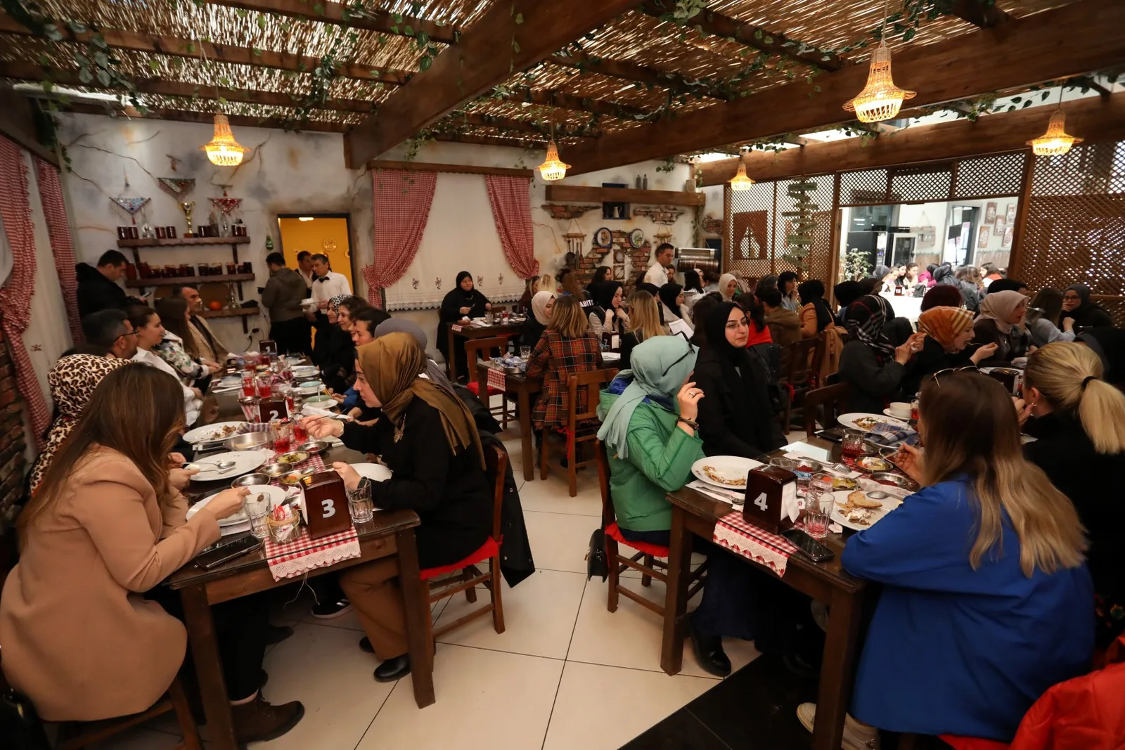 İnegöl Belediyesi’nden kadın personellere 8 Mart sürprizi
