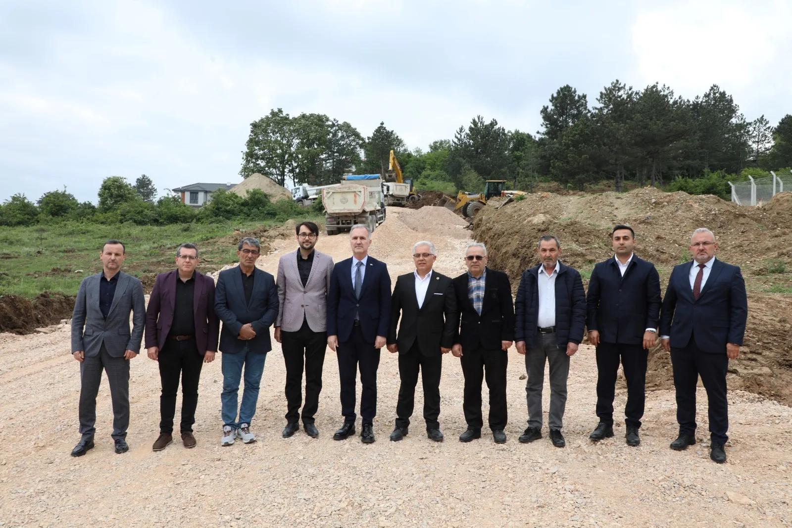 YENİCEKÖY MAHALLESİNDE YENİ YOLLAR AÇILIYOR